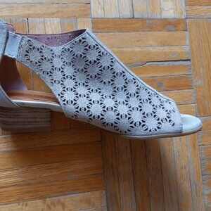 LEFT SHOE ONLY Tamaris silver grey leather sandals US7.EU 37